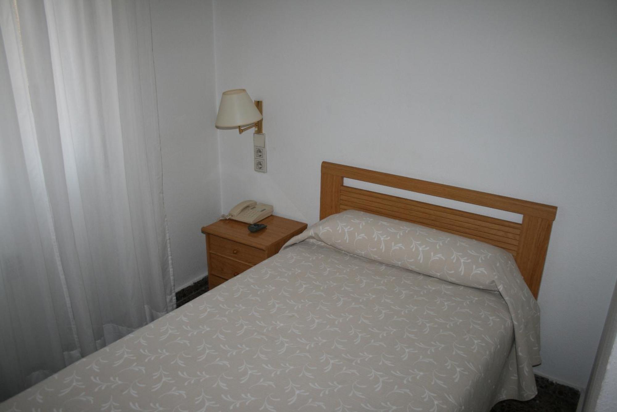 Hostal Puente De Piedra Zaragoza Phòng bức ảnh