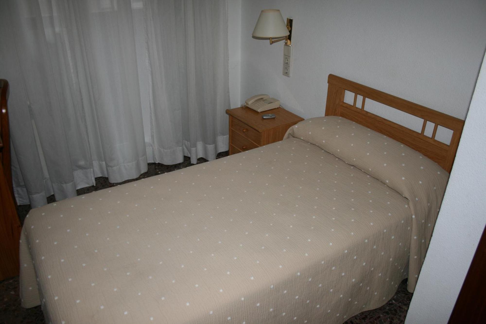 Hostal Puente De Piedra Zaragoza Phòng bức ảnh