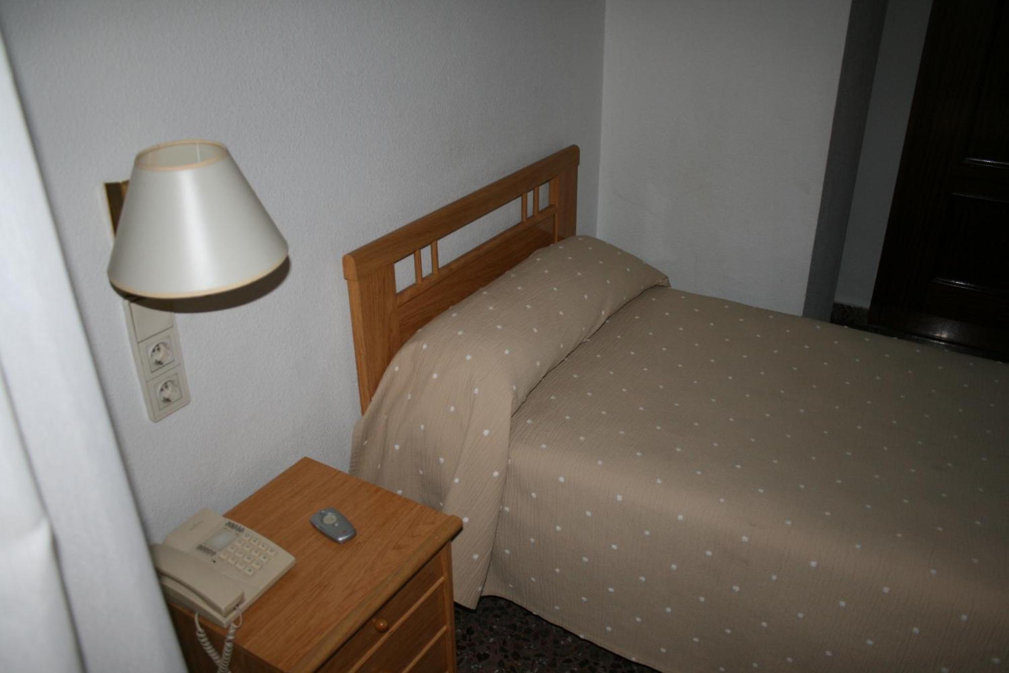 Hostal Puente De Piedra Zaragoza Phòng bức ảnh