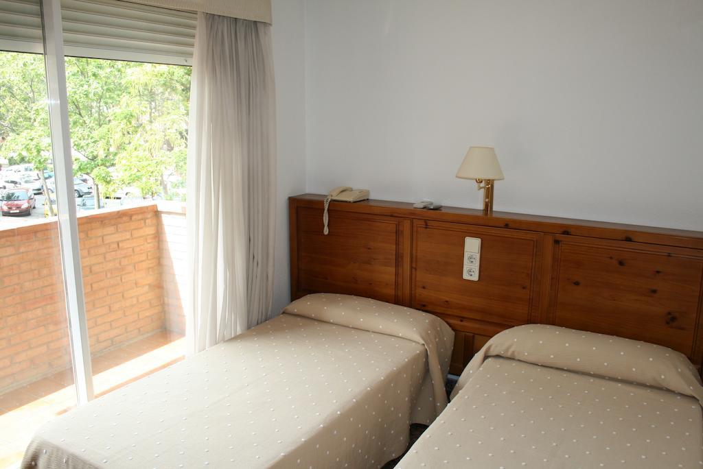 Hostal Puente De Piedra Zaragoza Phòng bức ảnh