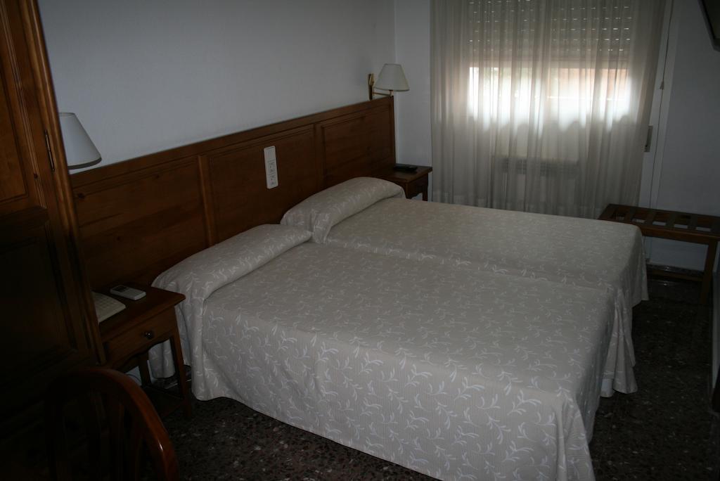 Hostal Puente De Piedra Zaragoza Phòng bức ảnh